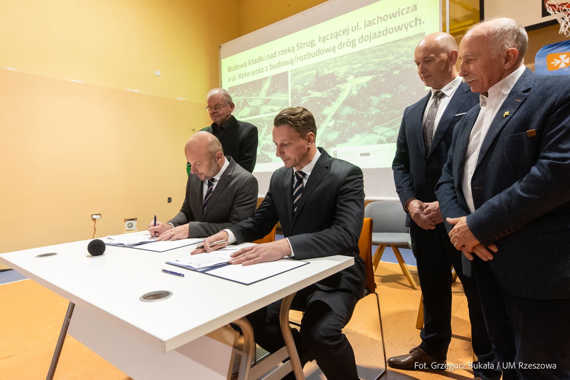 zdjęcie z podpisania umowy na nową inwestycję na os. Drabinianka w Rzeszowie, fot. Grzegorz Bukała, Urząd Miasta Rzeszowa